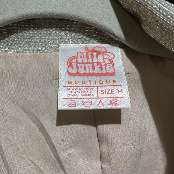 Le Lis Suit Set - Picture 10 of 15